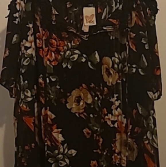 Black Floral blouse with lace at the top of the blouse at the top of  Blouse. - Picture 6 of 7